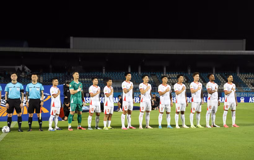 Vietnam's players salute the national flag and sing the national anthem before their Group A match against Timor-Leste at the 2026 ASEAN Cup. (Photo: VNA)