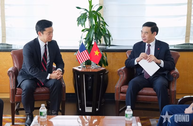 Deputy Prime Minister and Minister of National Defence General Phan Van Giang (R) meets with US Assistant Secretary of War for Indo-Pacific Security Affairs John Noh in New York on the morning of September 21 (US time). (Photo: qdnd.vn)