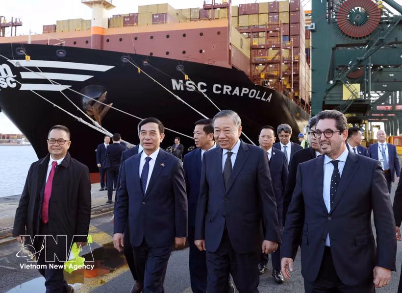 General Secretary of the Communist Party of Vietnam Central Committee and President To Lam (second, right) and a high-ranking Vietnamese delegation visit the Port of Antwerp-Bruges on the afternoon of October 22 (local time). (Photo: VNA)