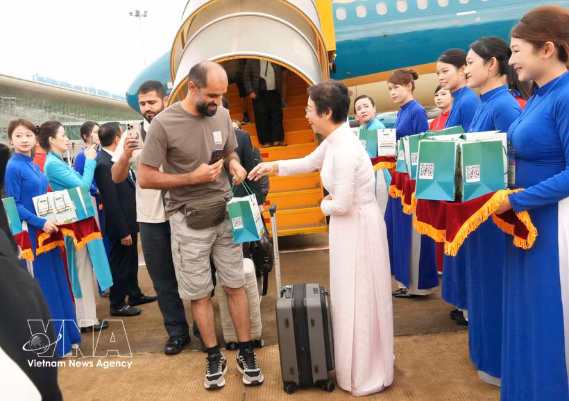 The first international passengers arrive at Lien Khuong International Airport after its reopening. (Photo: VNA)