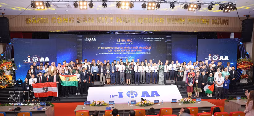 Delegates and team leaders pose for a group photo at IOAA 2026. (Photo: VNA)