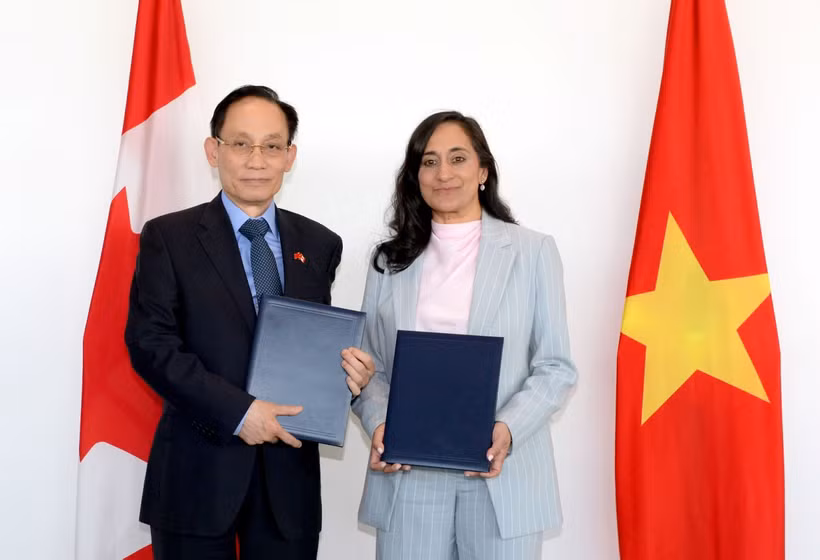Vietnamese Minister of Foreign Affairs Le Hoai Trung (left) and his Canadian counterpart adopted an Action Plan (Photo published by VNA)