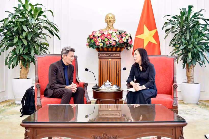 Deputy Minister of Foreign Affairs Le Thi Thu Hang receives Rolf Mutzenich, a member of the Foreign Affairs Committee of the German Bundestag, in Hanoi on August 18. (Photo: baoquocte.vn)
