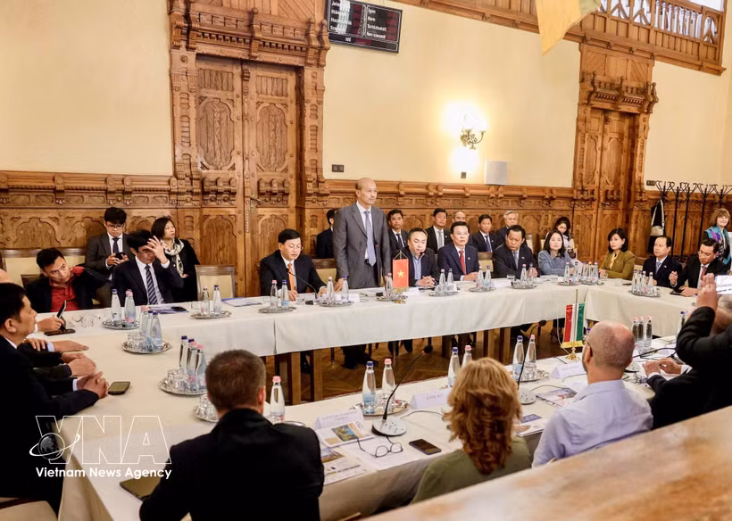 The Vietnamese delegation meets with officials of Kaposvár city. (Photo: VNA)