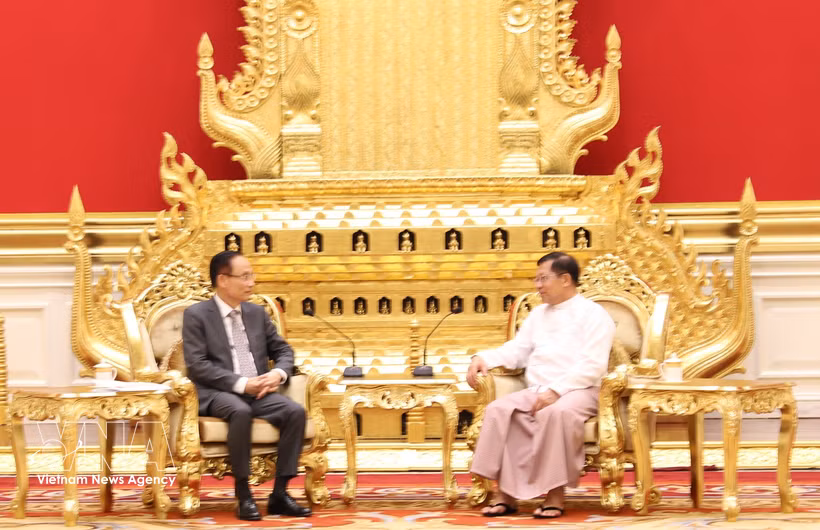 Minister of Foreign Affairs Le Hoai Trung (left) and Myanmar President Min Aung Hlaing (Photo: VNA)