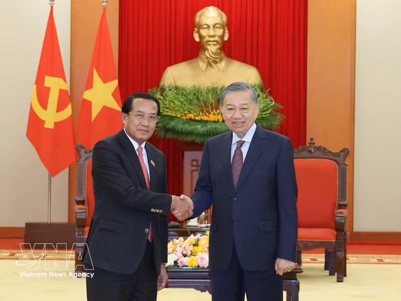 General Secretary of the Communist Party of Vietnam Central Committee and President To Lam (right) receives Vanhxay Phongsavanh, Politburo member, Secretary of the Lao People's Revolutionary Party (LPRP) Central Committee, Chairman of the committee’s Inspection Commission, President of the Lao State Inspection Authority, and Head of the Central Anti-Corruption Commission of Laos. (Photo: VNA)