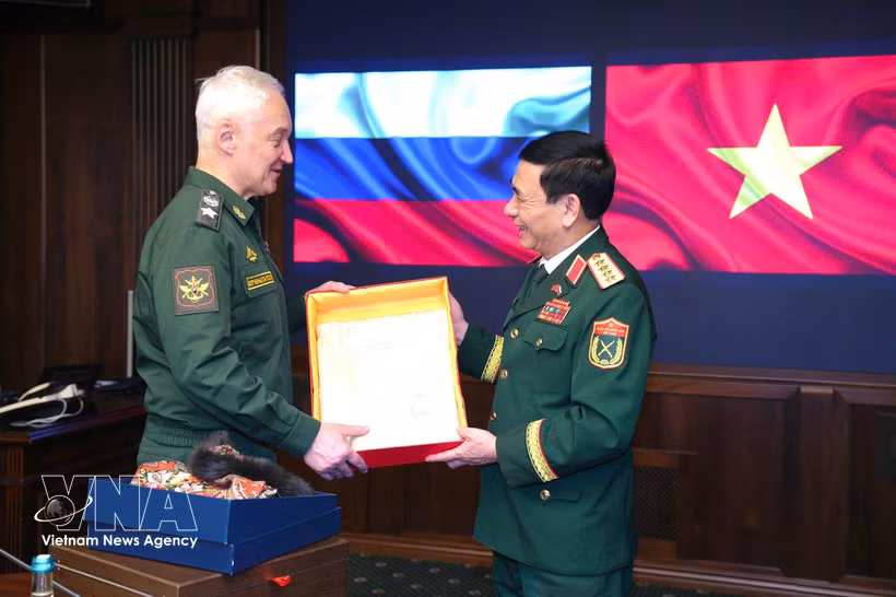 Deputy Prime Minister and Minister of National Defence Gen. Phan Van Giang (right) and Russian Defence Minister Andrey Belousov exchange souvenirs. (Photo: VNA)