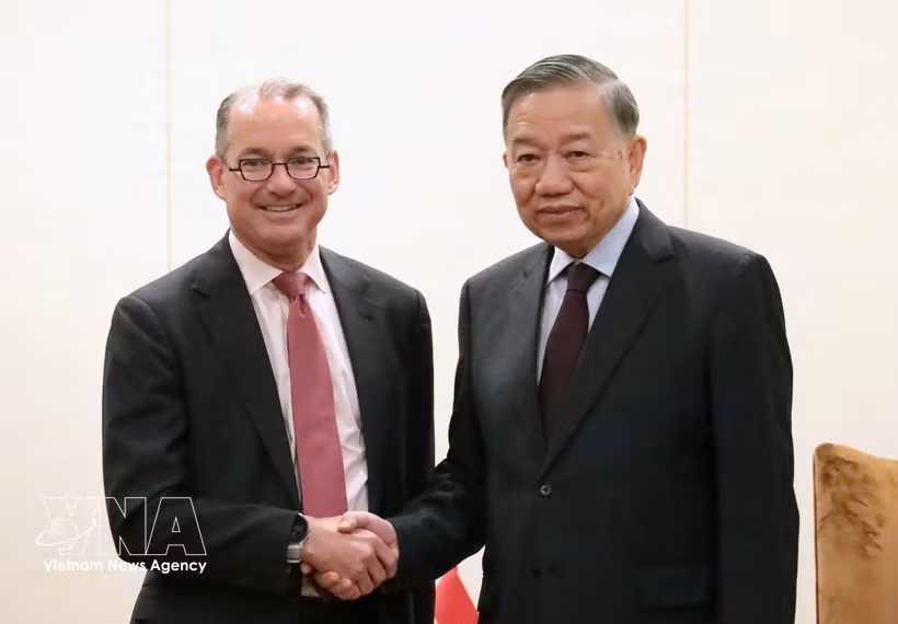 General Secretary of the Communist Party of Vietnam Central Committee and President To Lam (right) meets with Robert Thomson, Senior Vice President and Global Head of Government Affairs at Visa Inc., in New York on the morning of September 23 (local time). (Photo: VNA)