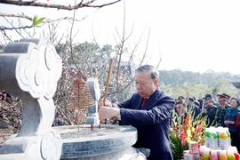 Party General Secretary To Lam offers incense to President Ho Chi Minh at Chung Son temple (Photo: V NA)