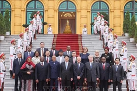 State President Luong Cuong (fourth from left, first row) and newly-appointed foreign ambassadors in Hanoi on December 12, 2025. (Photo: VNA)