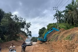  Indonesia speeds up reconstruction after severe floods, landslides