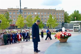 Party General Secretary To Lam pays tribute to President Ho Chi Minh in Moscow on May 10. (Photo: VNA)