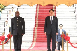 State President Luong Cuong (right) and President of Burundi Evariste Ndayishimiye at a welcome ceremony for the latter in Hanoi on April 4. (Photo: VNA)