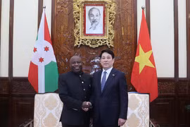 State President Luong Cuong (R) welcomes his visiting Burundian counterpart Evariste Ndayishimiye in Hanoi on April 4 (Photo: VNA)