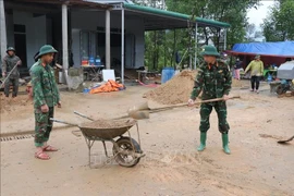 Soldiers of Regiment 6 under the Hue Military Command build houses for residents of Khe Tre commune. (Photo: VNA)