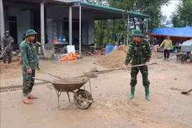 Soldiers of Regiment 6 under the Hue Military Command build houses for residents of Khe Tre commune. (Photo: VNA)