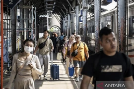 Passengers walk toward the Tawang Jaya Premium train car at Semarang Tawang Station in Semarang, Central Java, on July 20, 2025. (Photo: ANTARA/Aprillio Akbar/sgd)