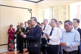 Party General Secretary To Lam offers incense to pay tribute to President Ho Chi Minh at House No. 48 on Hang Ngang street in Hanoi. (Photo: VNA)
