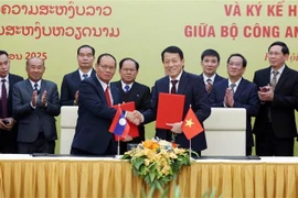 Minister of Public Security General Luong Tam Quang and Lao Deputy Prime Minister and Public Security Minister General Vilay Lakhamphong sign the two ministries’ cooperation plan for 2025. (Photo: VNA)