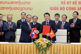 Minister of Public Security General Luong Tam Quang and Lao Deputy Prime Minister and Public Security Minister General Vilay Lakhamphong sign the two ministries’ cooperation plan for 2025. (Photo: VNA)