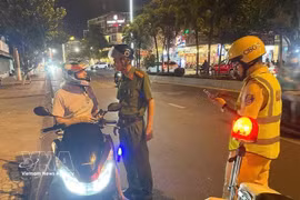 Traffic police officers in Nha Trang - a beach destination popular with foreign tourists, patrol and remind foreign visitors to comply with Vietnam's traffic laws (Photo: VNA) 