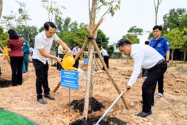 Nguyen Loc Ha (right), Standing Vice Chairman of the Ho Chi Minh City People’s Committee, joins the launch ceremony of the friendship tree-planting campaign. (Photo: VNA) 