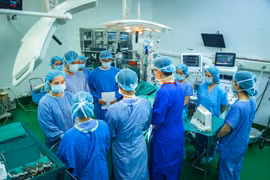 Doctors pay tribute to O.S.W before the organ transplant procedure. (Photo: VietnamPlus)