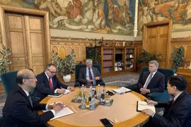 Vietnamese Ambassador to Hungary Bui Le Thai (first left) and President of the Hungarian National Assembly László Kövér (second right) at the meeting on February 27. (Photo: VNA)