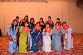 Vietnamese students of Osaka University take a group photo at the Vietnamese Culture Day in Japan programme (Photo: VNA)