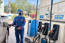 At a gas station in Vientiane, Laos (Photo: VNA)