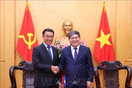 Assoc. Prof. Dr. Nguyen Duy Bac (R), Standing Vice President of the Ho Chi Minh National Academy of Politics, and visiting Acting Chairman of the Commission for External Relations of the Lao People's Revolutionary Party (LPRP) Central Committee Bounleua Phandanouvong. (Photo: VNA)