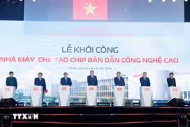 Party General Secretary To Lam (centre) and Prime Minister Pham Minh Chinh (third from left) and other delegates break ground for Vietnam’s first semiconductor chip manufacturing plant. (Photo: VNA)