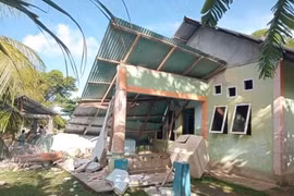 A house damaged by an earthquake in North Sulawesi province, Indonesia, on June 8, 2026. (Photo: Xinhua/VNA)