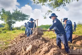 Members of Team K91 search for martyrs’ remains in Prey Veng province, Cambodia. (Photo: nhandan.vn)