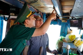 Border guards in Gia Lai inspect the installation of vessel monitoring system on a fishing vessel. (Photo: VNA)