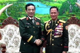 Vietnamese Minister of National Defence General Phan Van Giang (left) and Lao Minister of National Defence Senior Lieutenant General Khamlieng Outhakaysone (Photo: VNA)