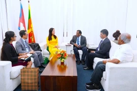 At the meeting between Vietnamese Ambassador to Sri Lanka Trinh Thi Tam (in yellow dress) and Northern Province Governor Nagalingam Vethanayahan on November 17 (Source: Vietnamese Embassy in Sri Lanka)