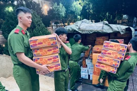 Police officers and soldiers in Dak Lak province prepare essential goods for delivery to flood-hit communities. (Photo: VNA)