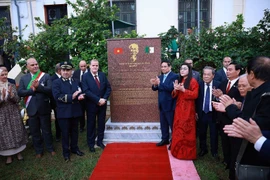 Prime Minister Pham Minh Chinh and his spouse attend the unveiling of a memorial stele honouring President Ho Chi Minh in Algiers on November 20, 2025 (Photo: VNA)