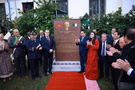 Prime Minister Pham Minh Chinh and his spouse attend the unveiling of a memorial stele honouring President Ho Chi Minh in Algiers on November 20, 2025 (Photo: VNA)