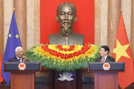 Vietnamese State President Luong Cuong (right) and President of the European Council António Costa chair a joint press conference to brief on the outcomes of their talks. (Photo: VNA)