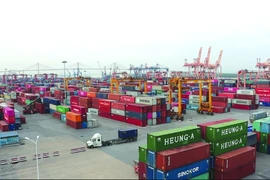 Vietnam's foreign trade is projected to hit a record of over 900 billion USD in 2025, positioning the country among the top 15 global trade powers. - Illustrative image (Photo: dantri.vn)
