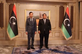 Vietnamese Ambassador to Egypt and Libya Nguyen Nam Duong (L) and President of the Presidential Council of Libya Muhammad Al-Menfi. (Photo: VNA)