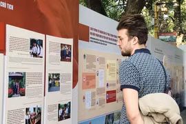 A visitor at the exhibition (Photo: VNA)