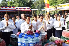 Delegates offer incense at the commemoration. (Photo: VNA)