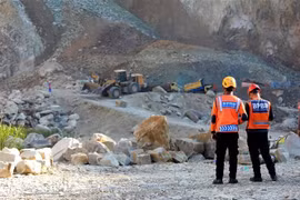 This photo taken on May 31 shows the site of a quarry collapse in Cirebon, West Java, Indonesia. (Photo: XINHUA/VNA)