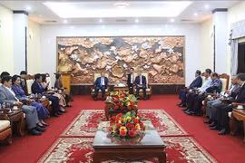 Vietnamese Ambassador to Cambodia Nguyen Minh Vu meets with representatives from the Standing Board of the Cambodian People’s Party. (Photo: VNA)