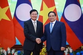 PM Pham Minh Chinh (R) and General Secretary of the LPRP Central Committee and President of Laos Thongloun Sisoulith in Hanoi on January 26. (Photo: VNA)