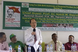 Vietnamese Ambassador to Bangladesh Nguyen Manh Cuong speaks at the seminar. (Photo: VNA)