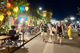 Tourists stroll through lantern-lit streets in Hoi An Ancient Town in central Vietnam, a UNESCO World Heritage site recognised in Tripadvisor’s latest regional rankings. (Photo: VNA)